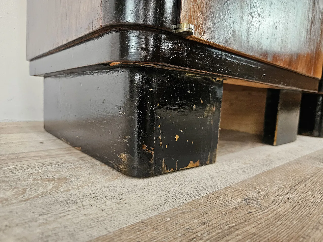 Pair of 1940s Art Deco bedside tables in walnut root 15