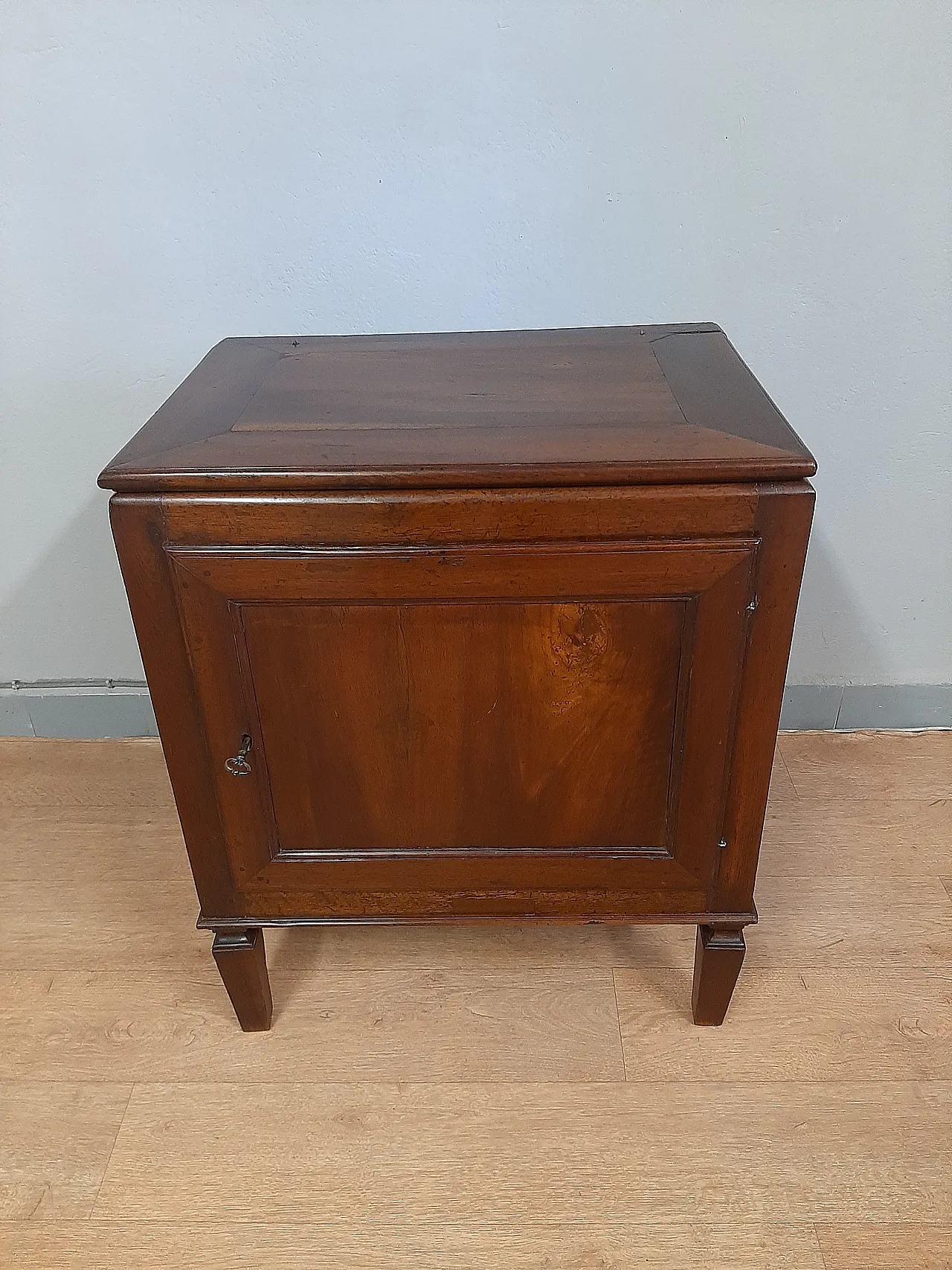 Louis XVI cabinet in walnut and poplar, 17th century 1