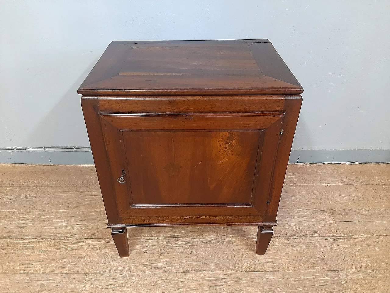 Louis XVI cabinet in walnut and poplar, 17th century 2
