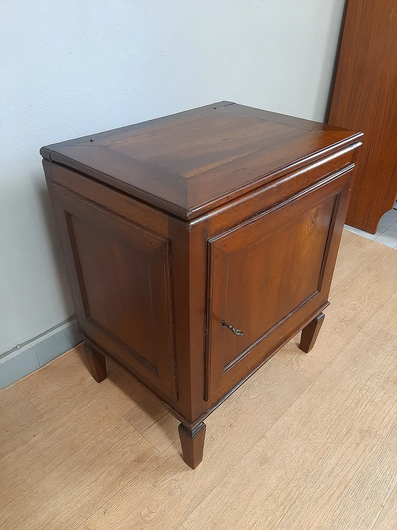 Louis XVI cabinet in walnut and poplar, 17th century 3