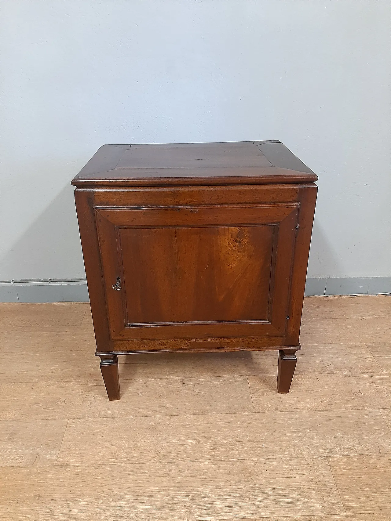 Louis XVI cabinet in walnut and poplar, 17th century 4