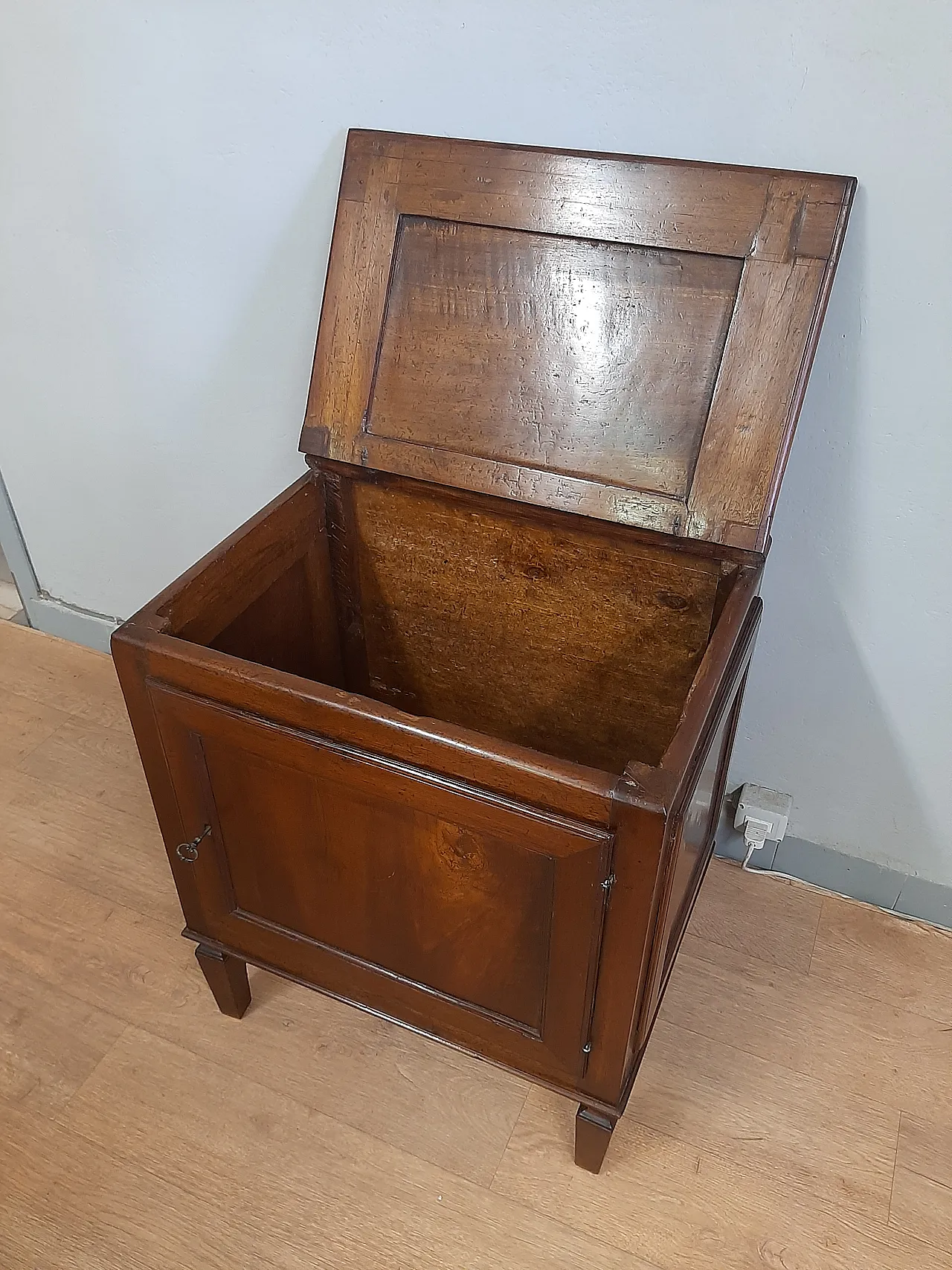 Louis XVI cabinet in walnut and poplar, 17th century 5