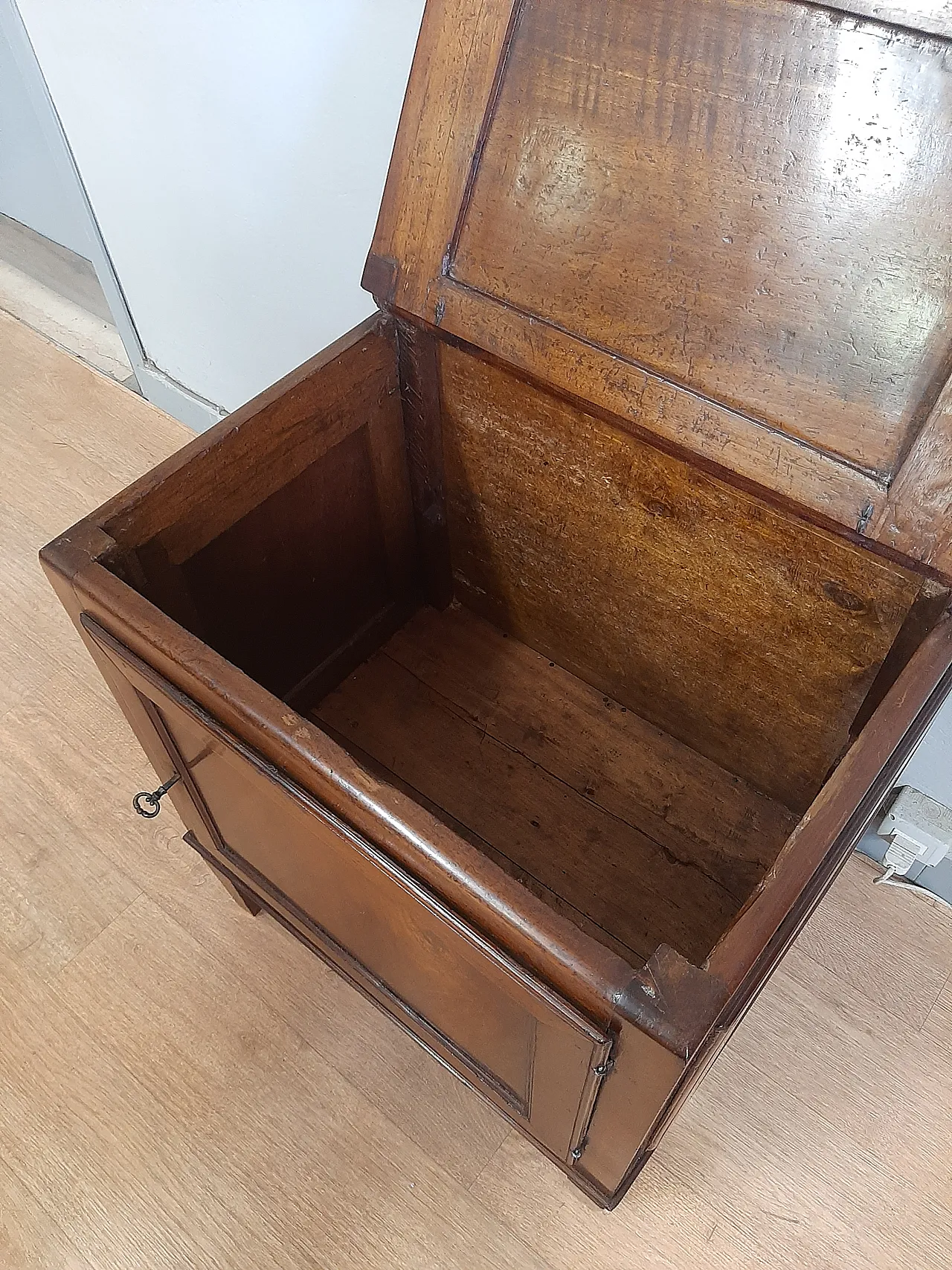 Louis XVI cabinet in walnut and poplar, 17th century 6