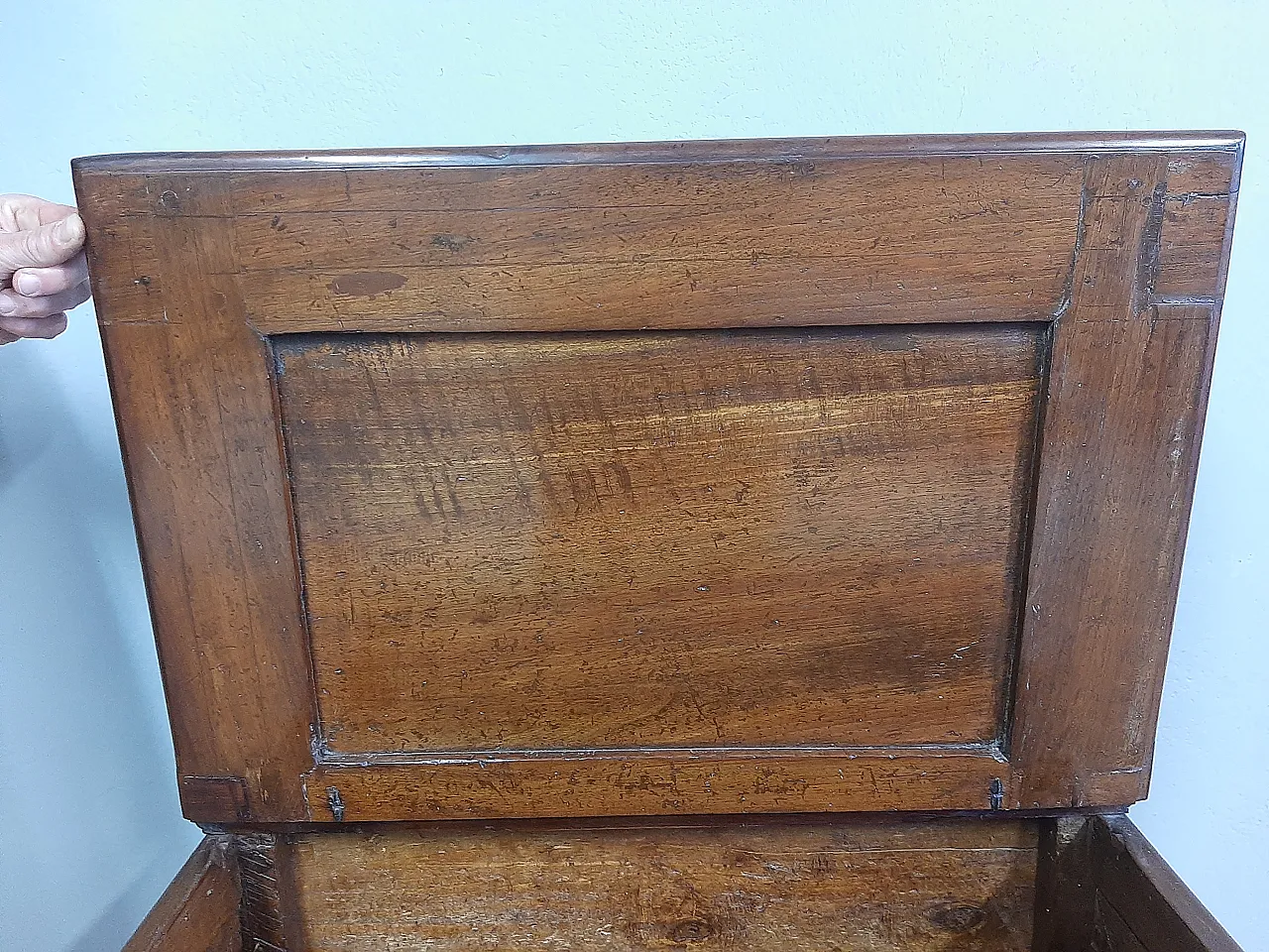 Louis XVI cabinet in walnut and poplar, 17th century 11