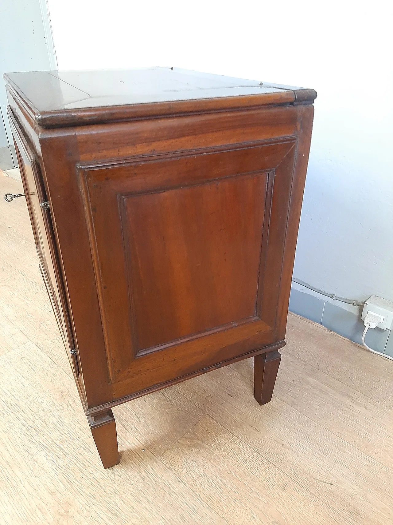Louis XVI cabinet in walnut and poplar, 17th century 12