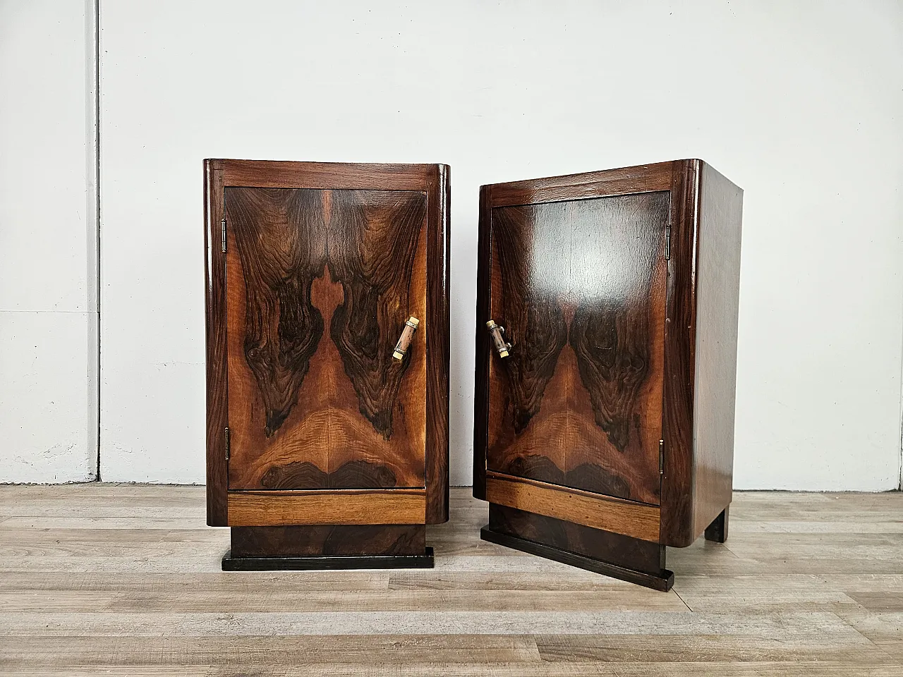 Pair of 1930s Art Deco bedside tables in walnut root with marble 4