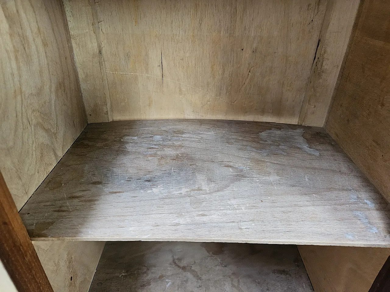 Pair of 1930s Art Deco bedside tables in walnut root with marble 14