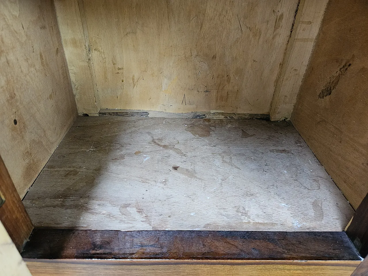 Pair of 1930s Art Deco bedside tables in walnut root with marble 15