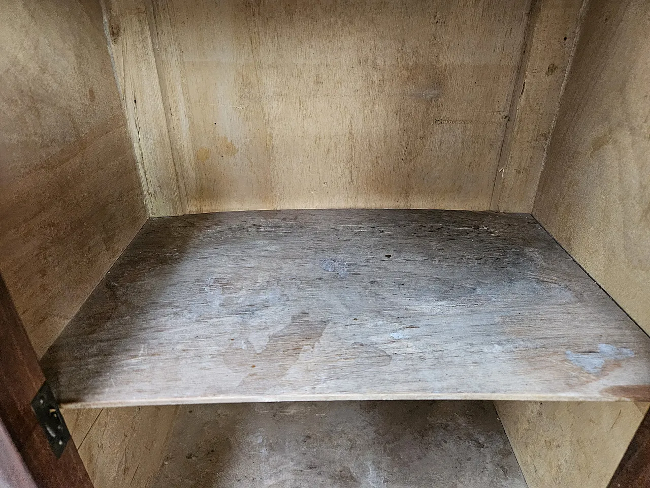 Pair of 1930s Art Deco bedside tables in walnut root with marble 16