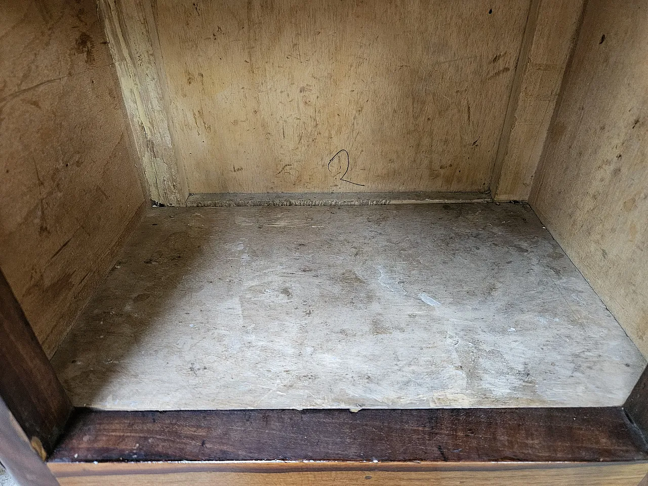 Pair of 1930s Art Deco bedside tables in walnut root with marble 17