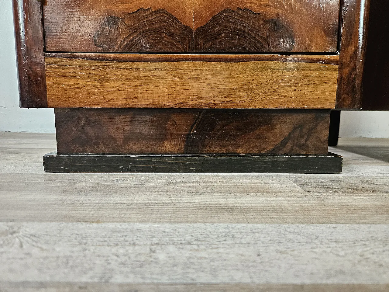 Pair of 1930s Art Deco bedside tables in walnut root with marble 18