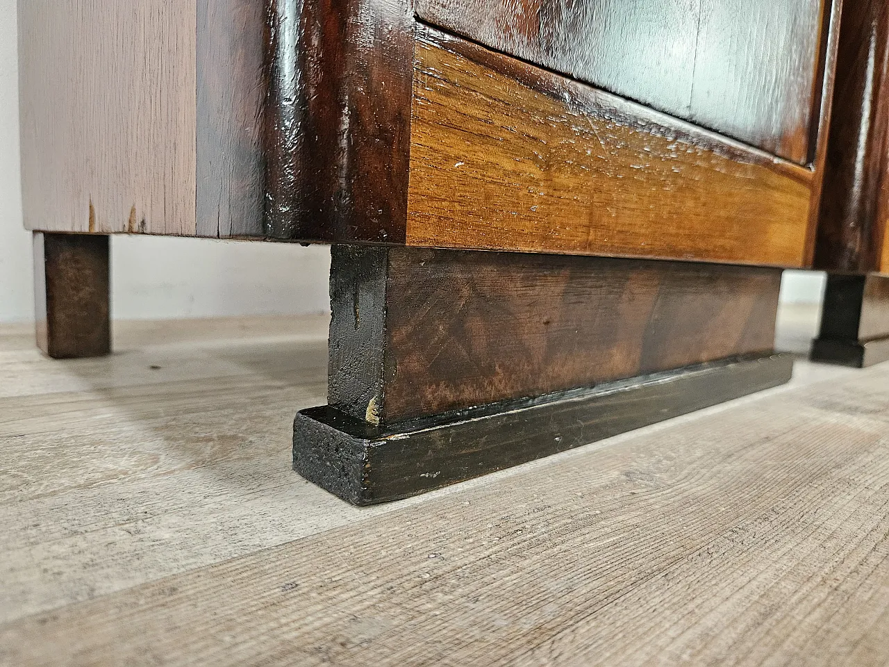 Pair of 1930s Art Deco bedside tables in walnut root with marble 19