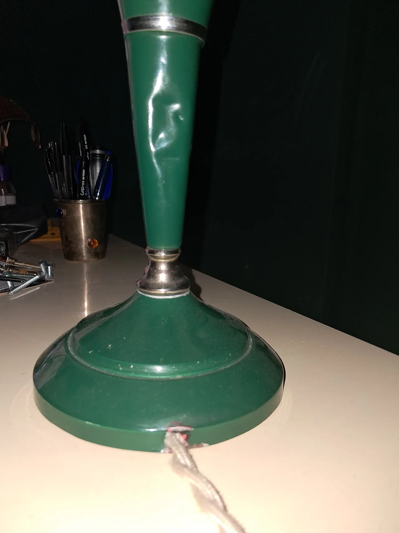 Luce ministeriale da tavolo in metallo verde, anni '50 5