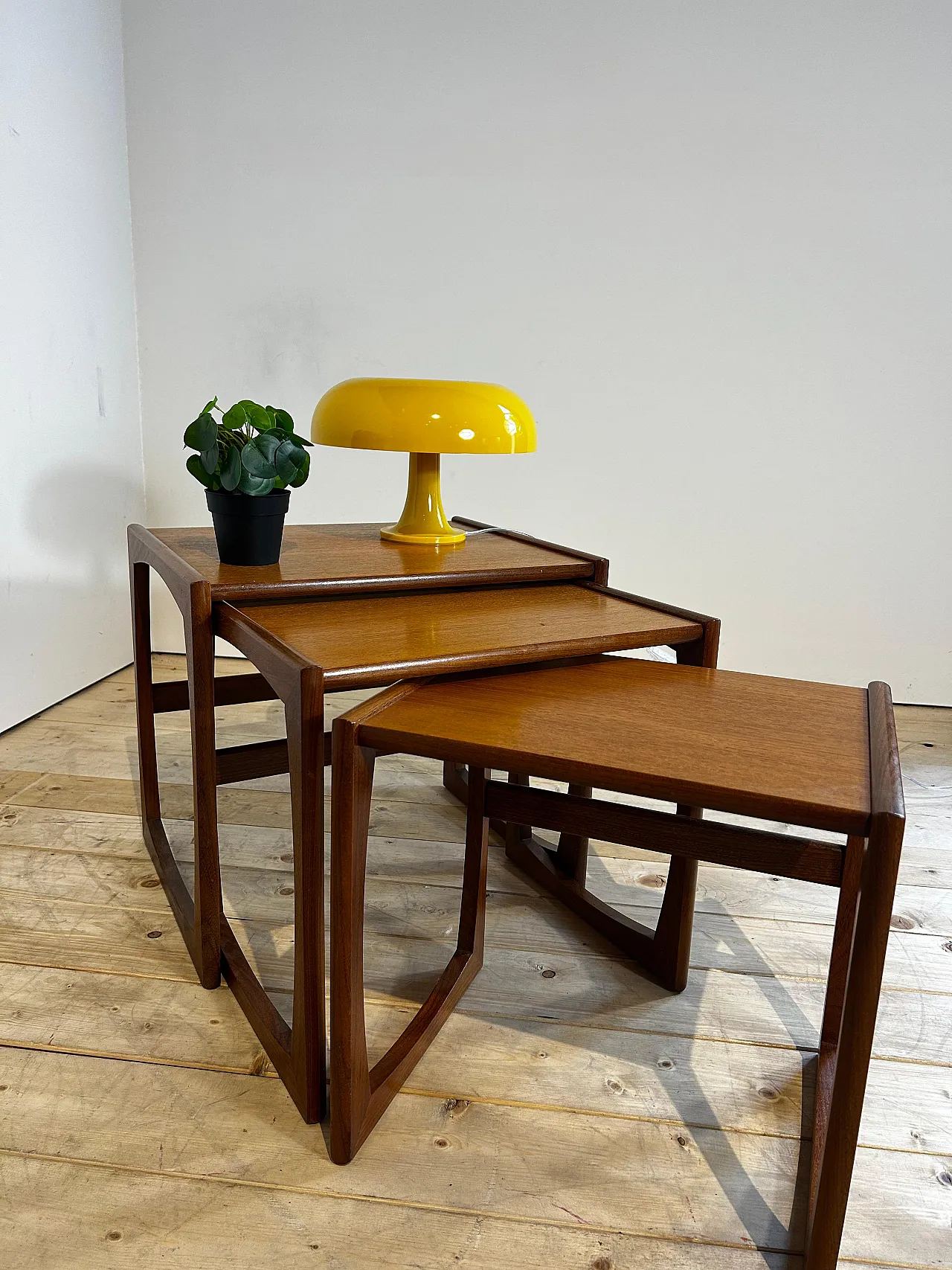 3 Tavolini nesting G Plan in teak inglese Mid-Century, anni ’60 9