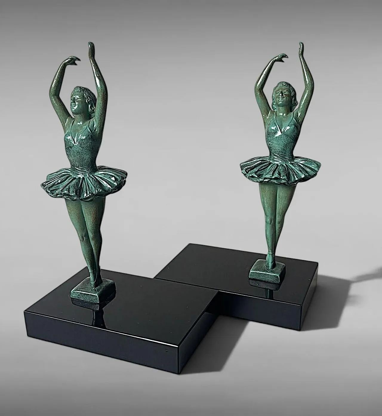 Coppia di reggilibri a ballerina in spelta e marmo di Marquina,anni 30 2
