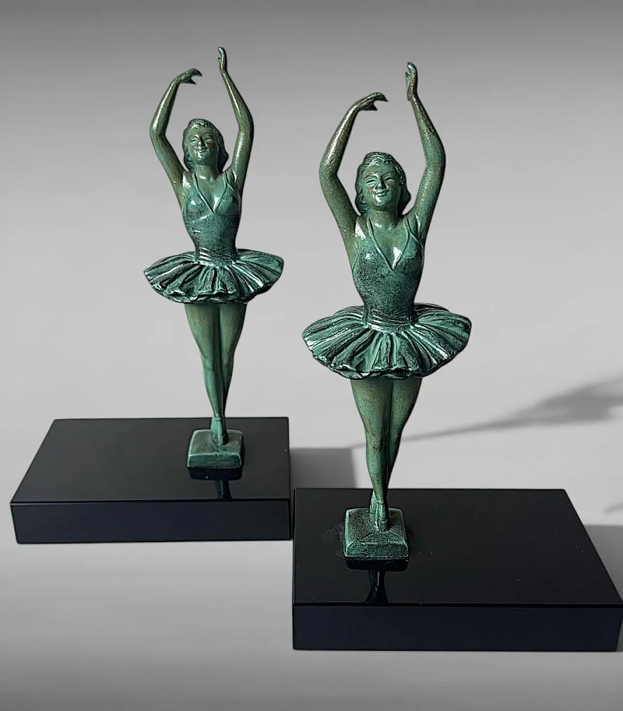 Coppia di reggilibri a ballerina in spelta e marmo di Marquina,anni 30 3