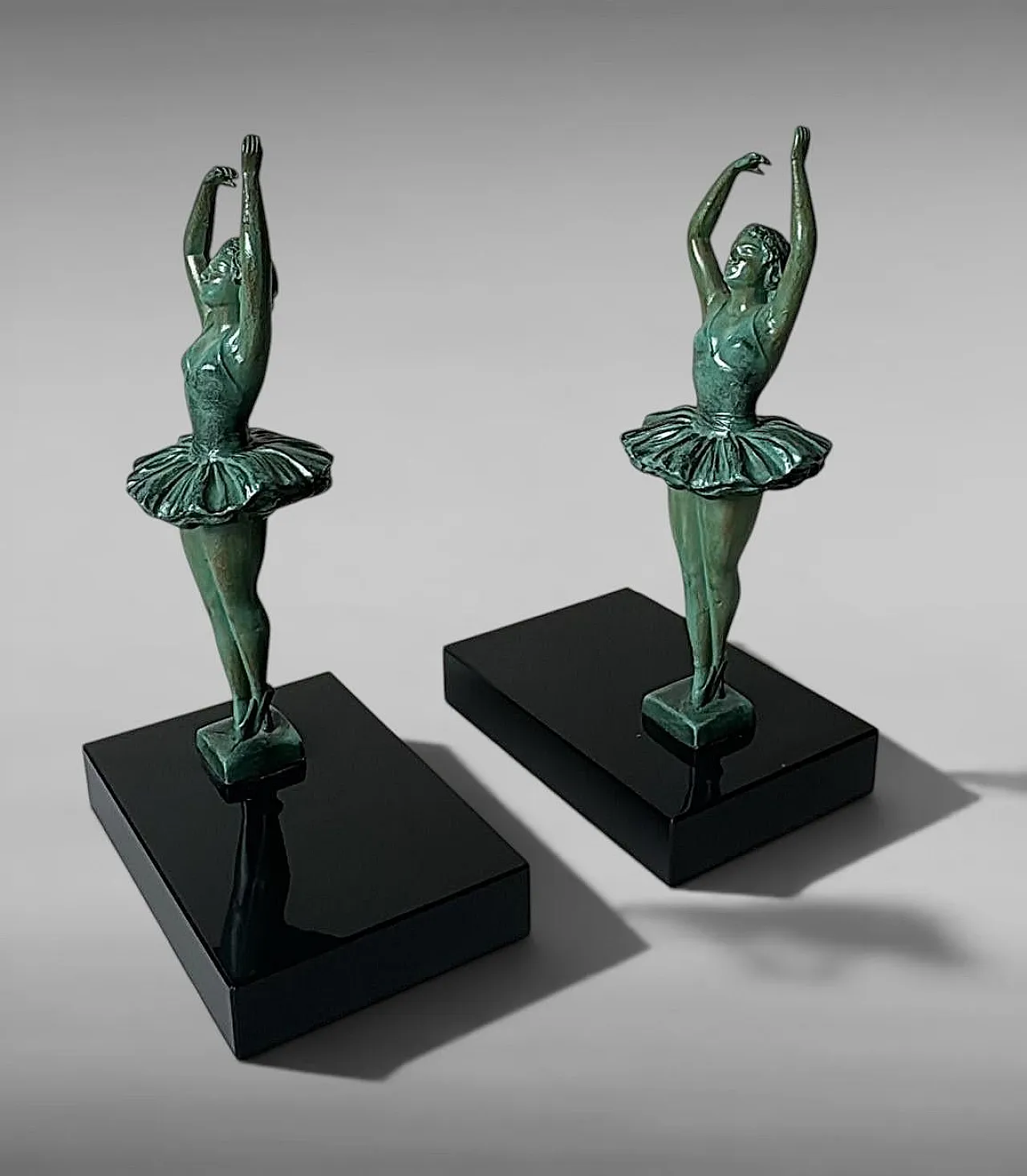 Coppia di reggilibri a ballerina in spelta e marmo di Marquina,anni 30 5