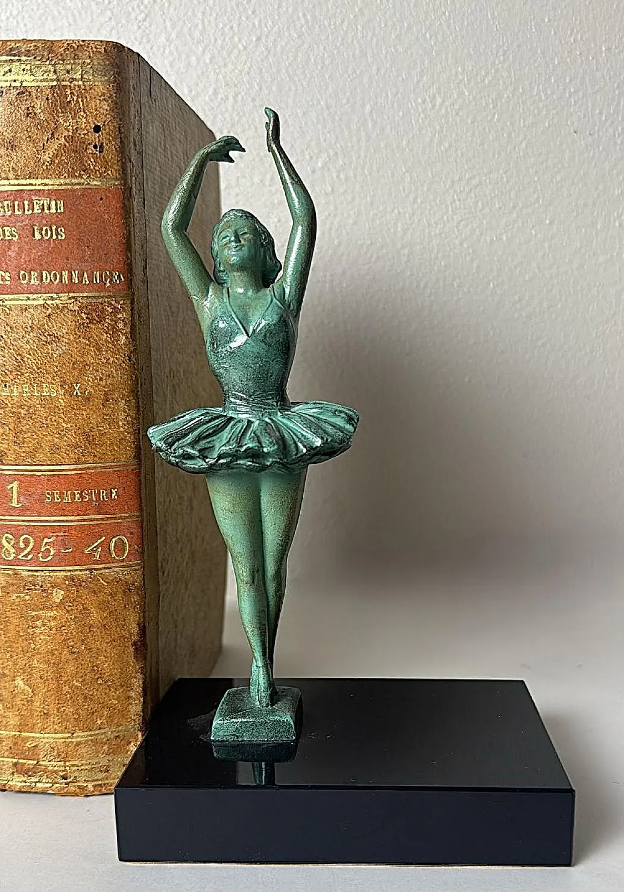 Coppia di reggilibri a ballerina in spelta e marmo di Marquina,anni 30 11