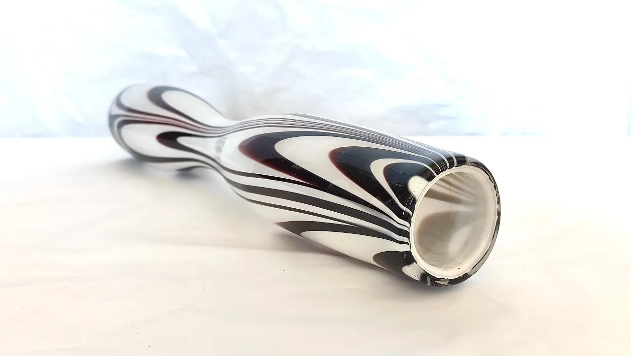 Vaso Wave in vetro di Murano viola e bianco di Carlo Moretti, anni '70 6