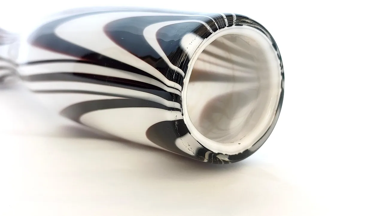Vaso Wave in vetro di Murano viola e bianco di Carlo Moretti, anni '70 9