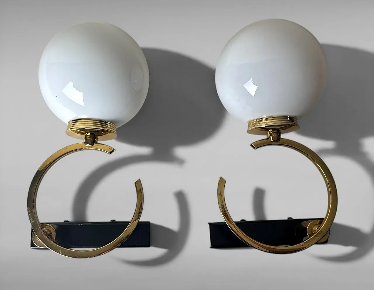 Coppia di lampade in ottone e vetro opalino, anni '50 2