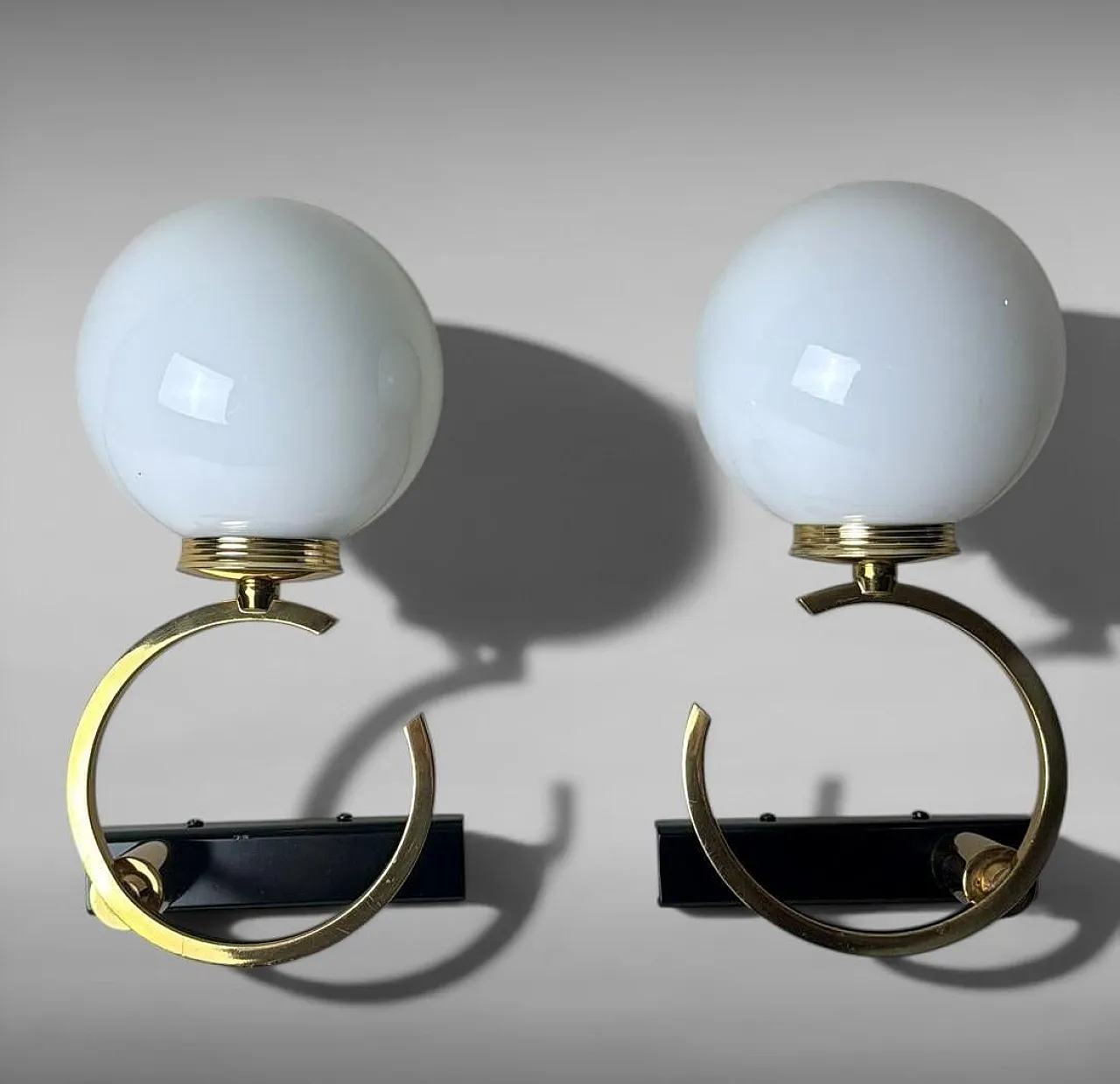 Coppia di lampade in ottone e vetro opalino, anni '50 3