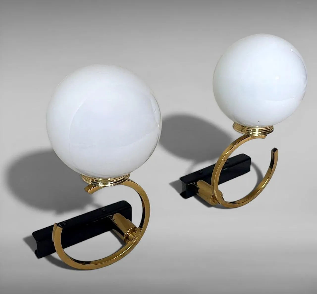 Coppia di lampade in ottone e vetro opalino, anni '50 4