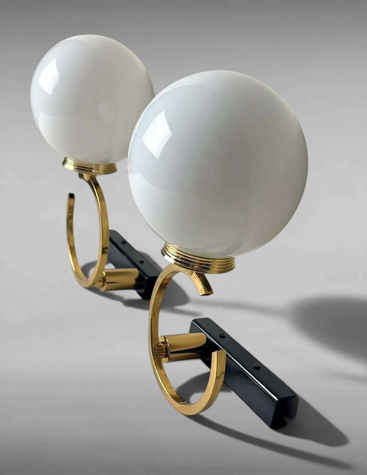 Coppia di lampade in ottone e vetro opalino, anni '50 5