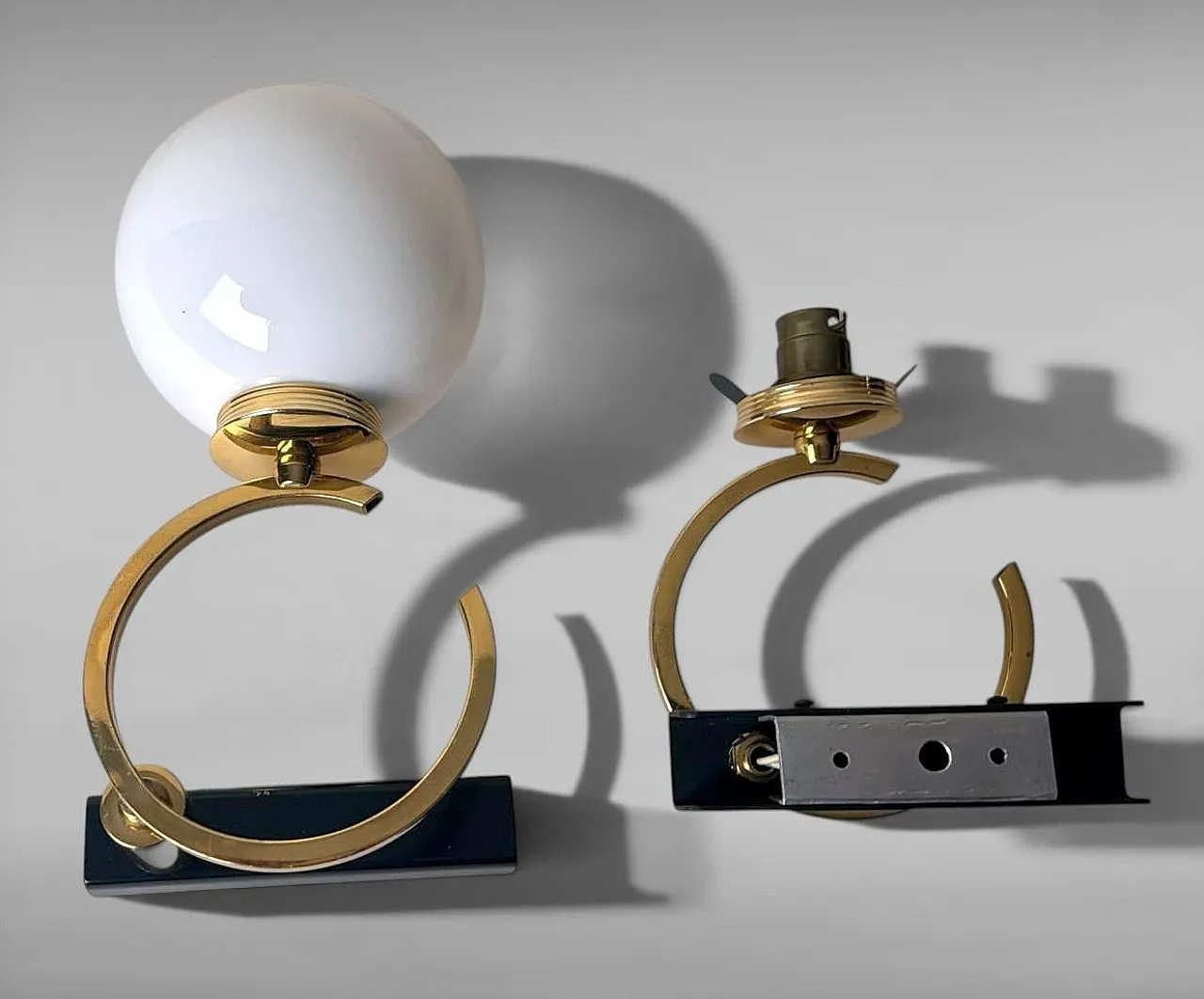 Coppia di lampade in ottone e vetro opalino, anni '50 6