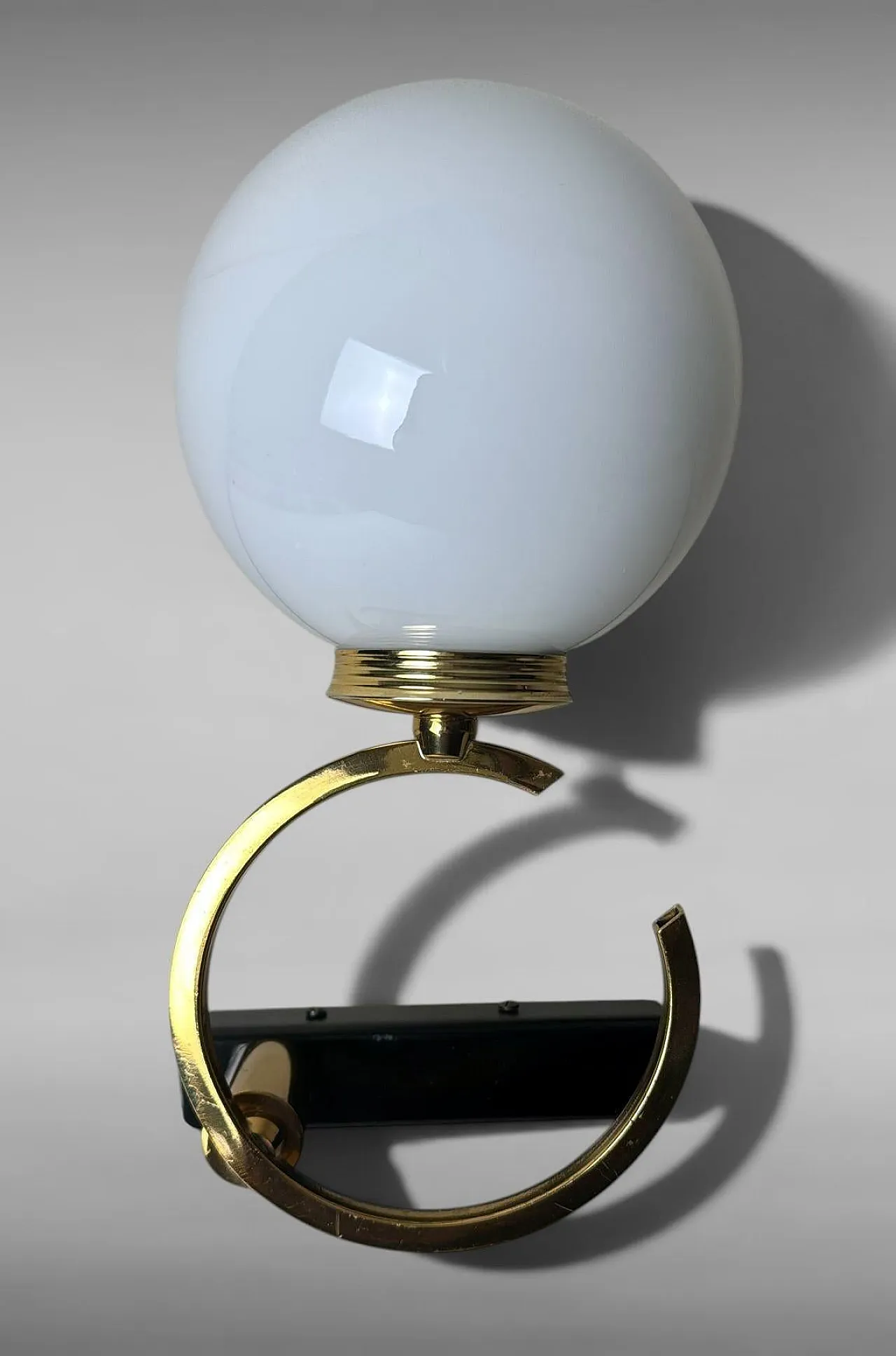 Coppia di lampade in ottone e vetro opalino, anni '50 7