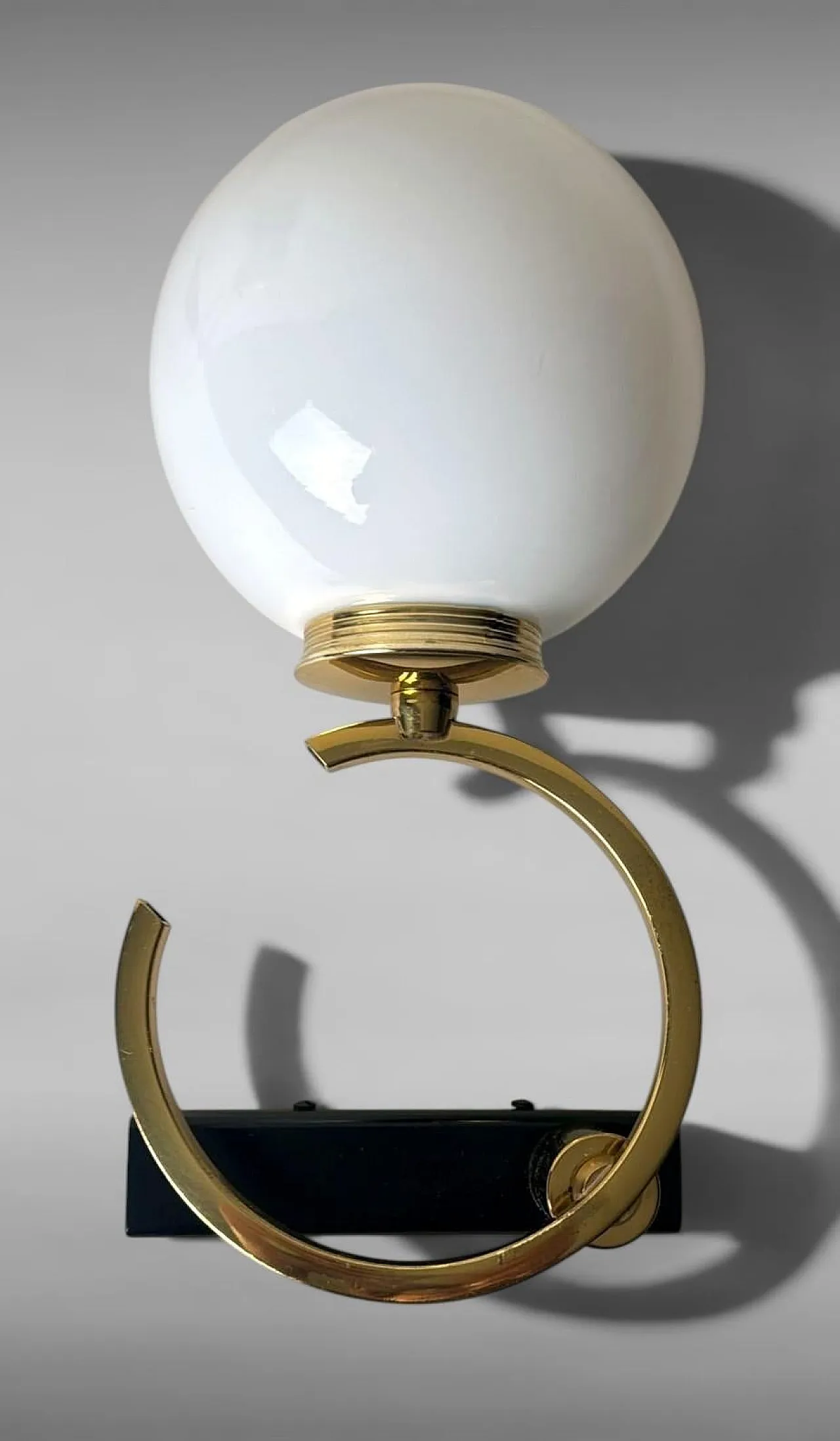 Coppia di lampade in ottone e vetro opalino, anni '50 8
