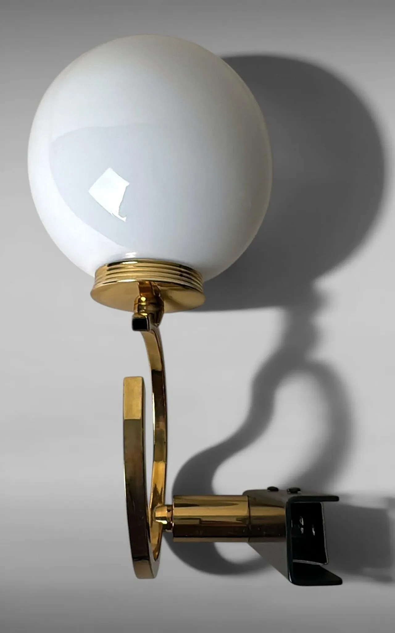 Coppia di lampade in ottone e vetro opalino, anni '50 9