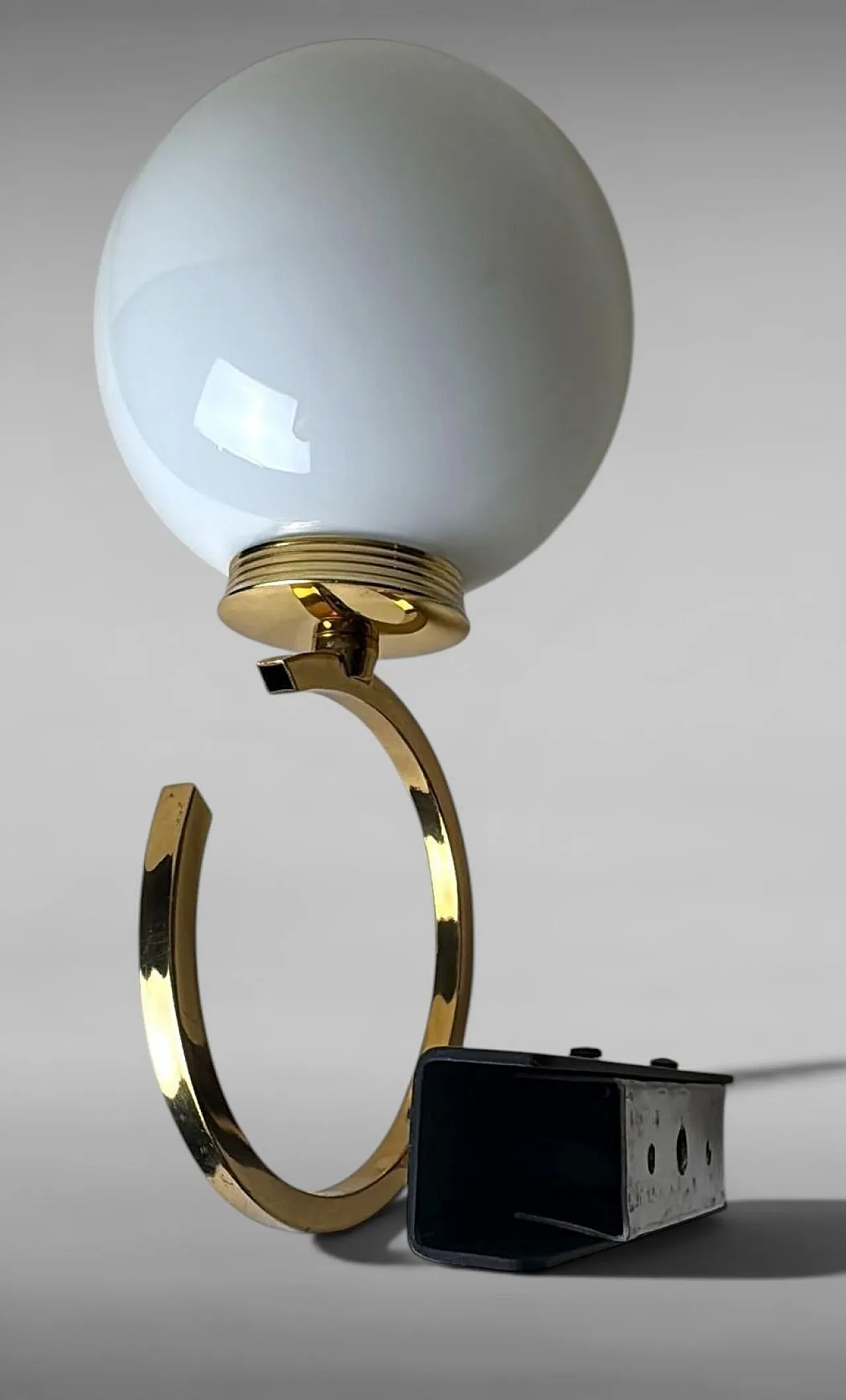 Coppia di lampade in ottone e vetro opalino, anni '50 10