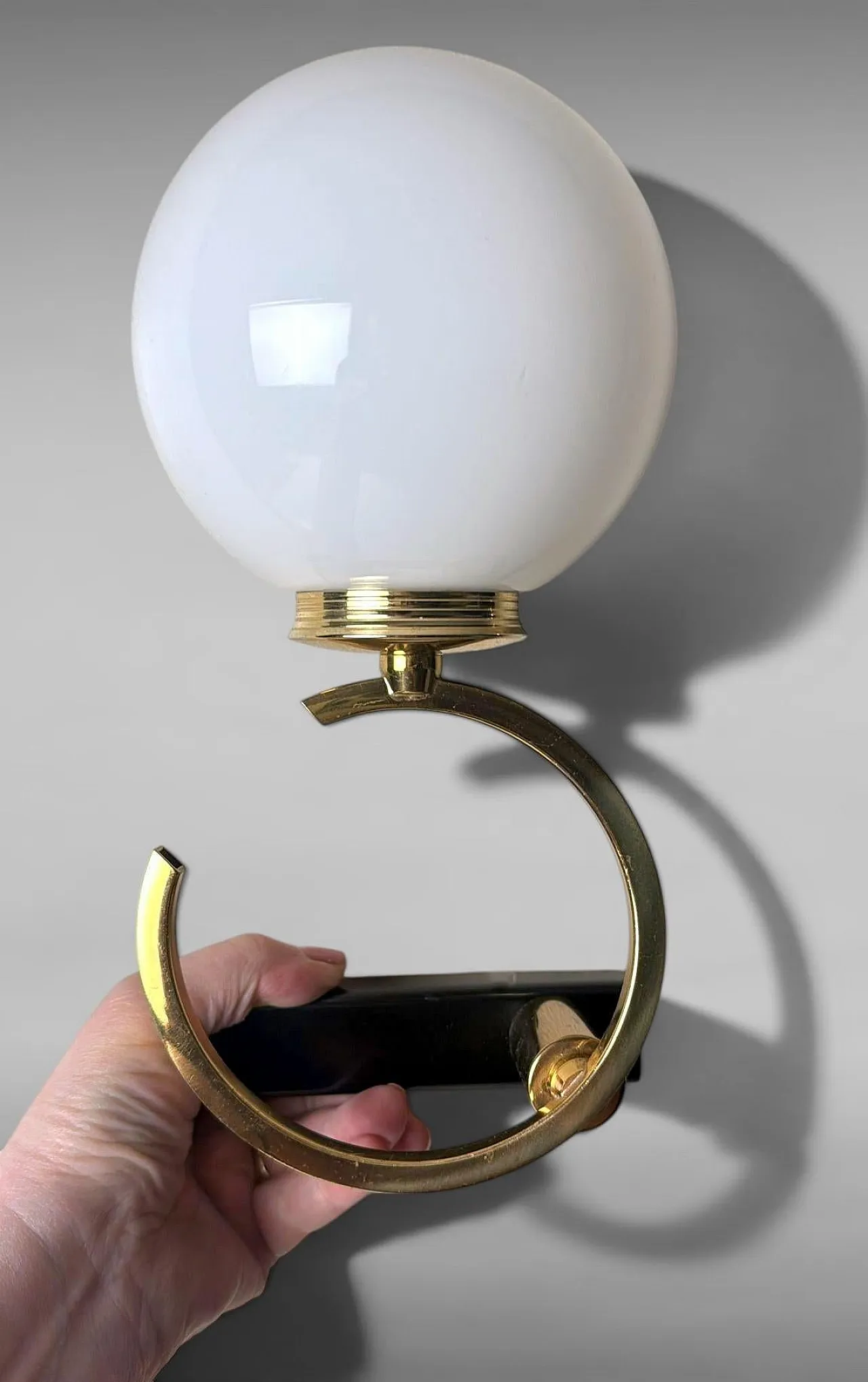 Coppia di lampade in ottone e vetro opalino, anni '50 11