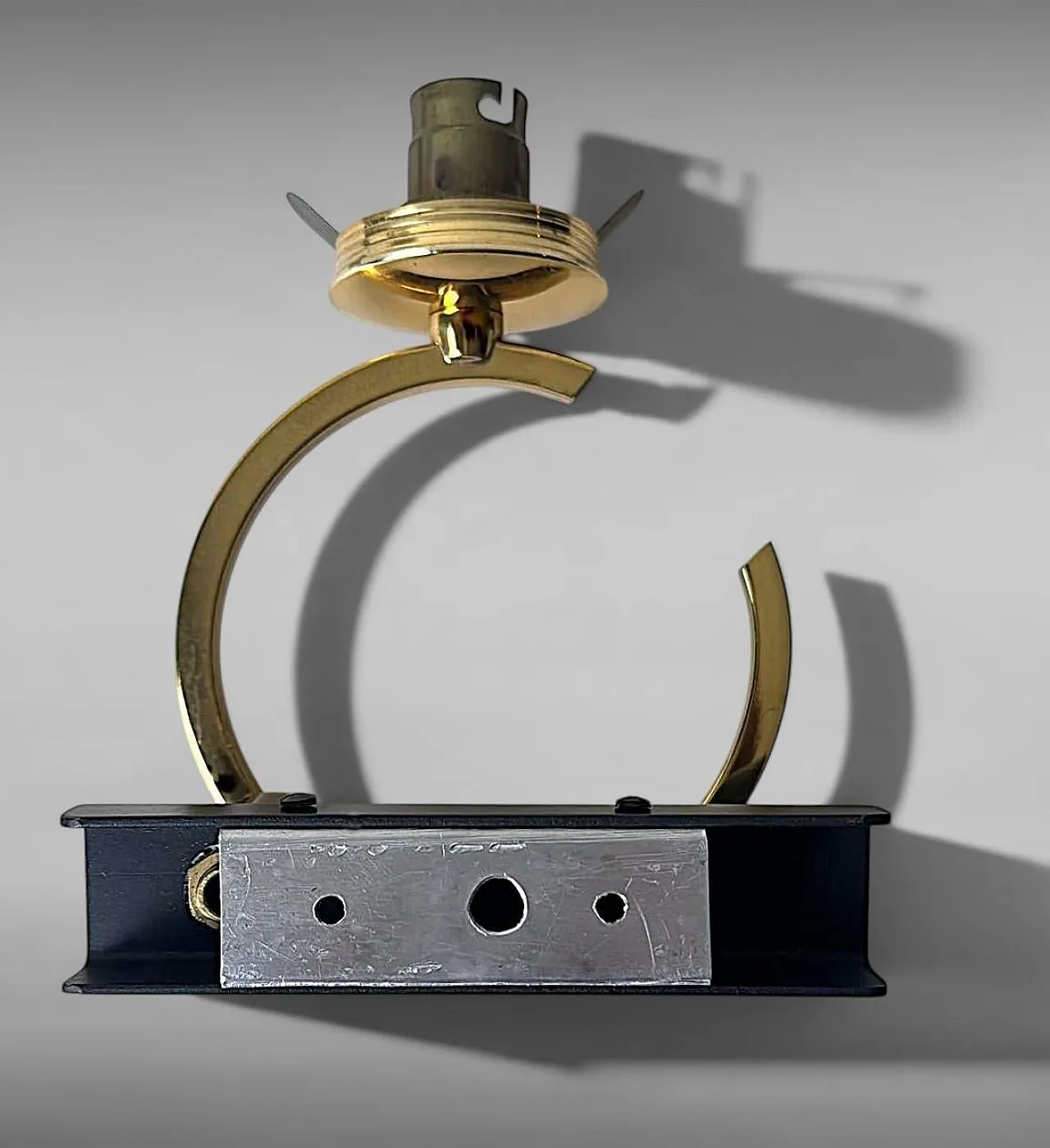 Coppia di lampade in ottone e vetro opalino, anni '50 12