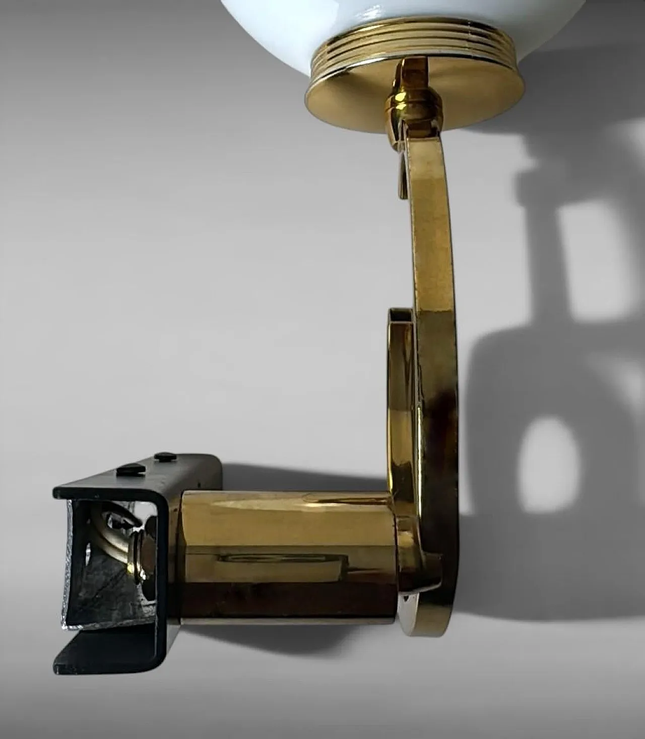 Coppia di lampade in ottone e vetro opalino, anni '50 13