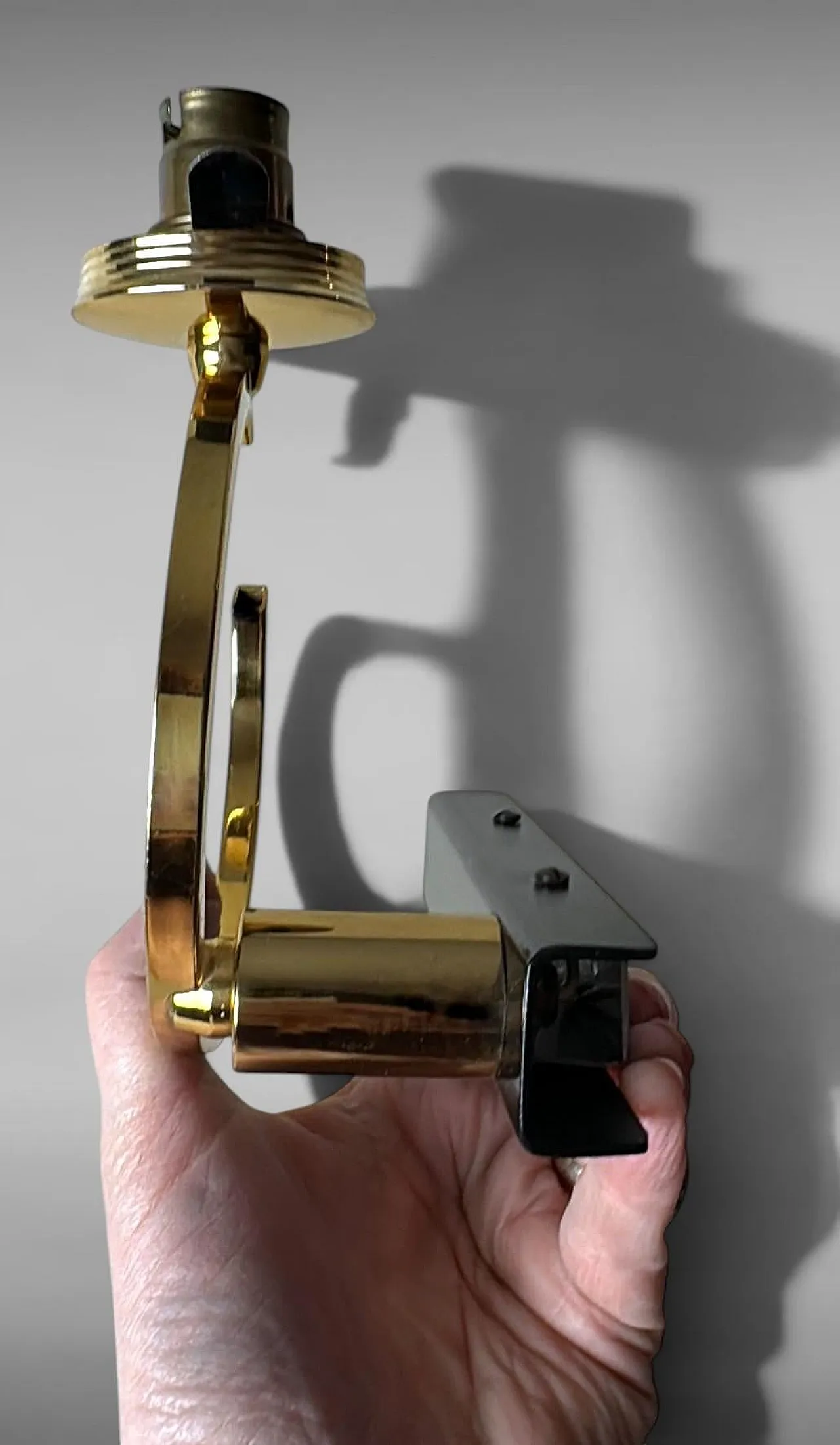 Coppia di lampade in ottone e vetro opalino, anni '50 17