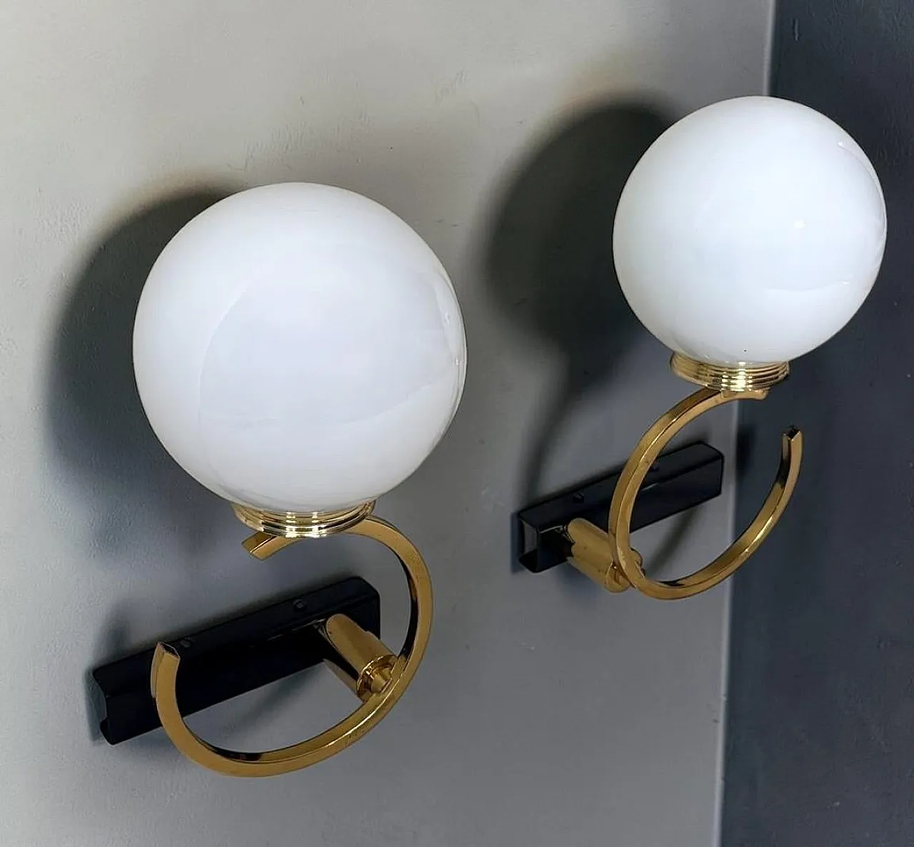 Coppia di lampade in ottone e vetro opalino, anni '50 18