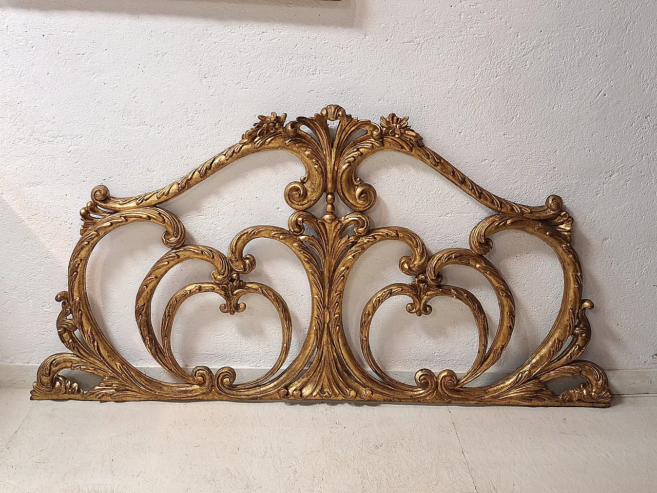 Baroque style headboard in carved and gilded wood, 19th century 3