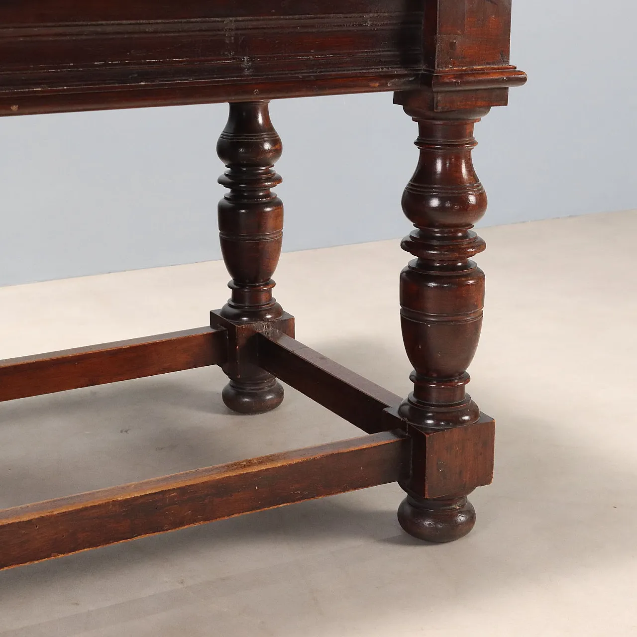 Tavolo in noce con gambe tornite, '800 8