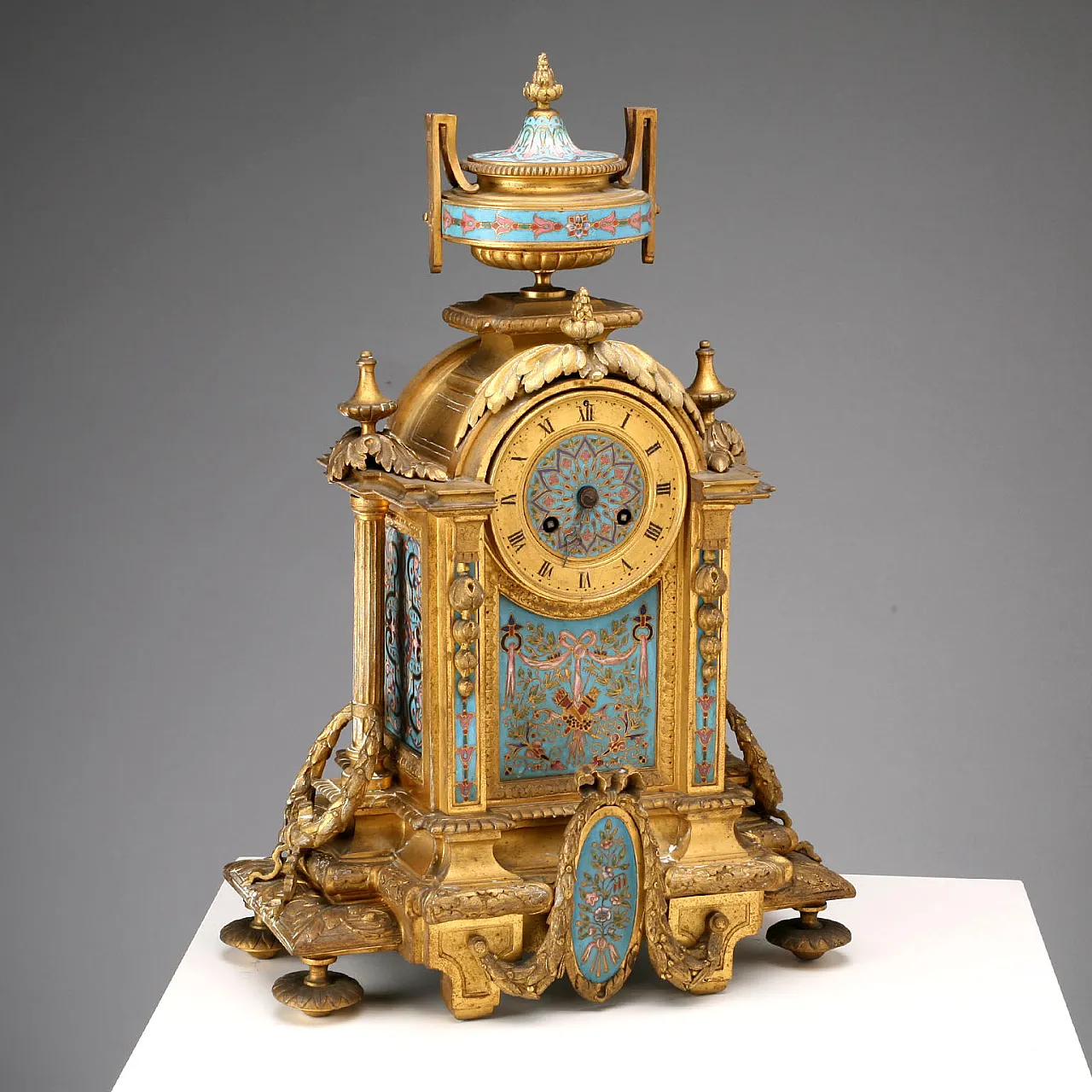 Countertop clock in gilt bronze and Cloisonné enamel, 20th century 1