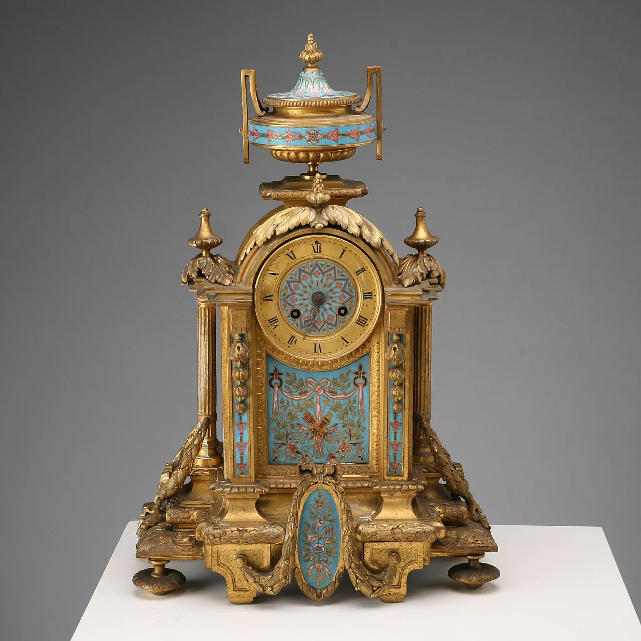 Countertop clock in gilt bronze and Cloisonné enamel, 20th century 3