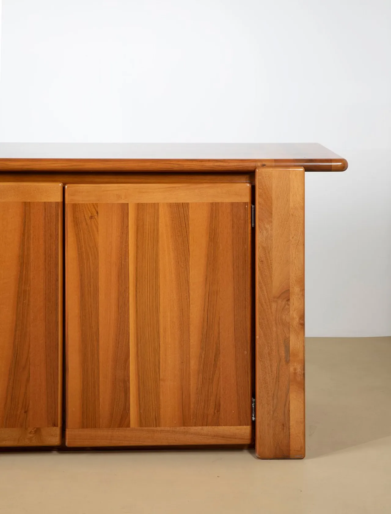 Credenza scultorea in noce di Mobil Girgi, anni '70 3