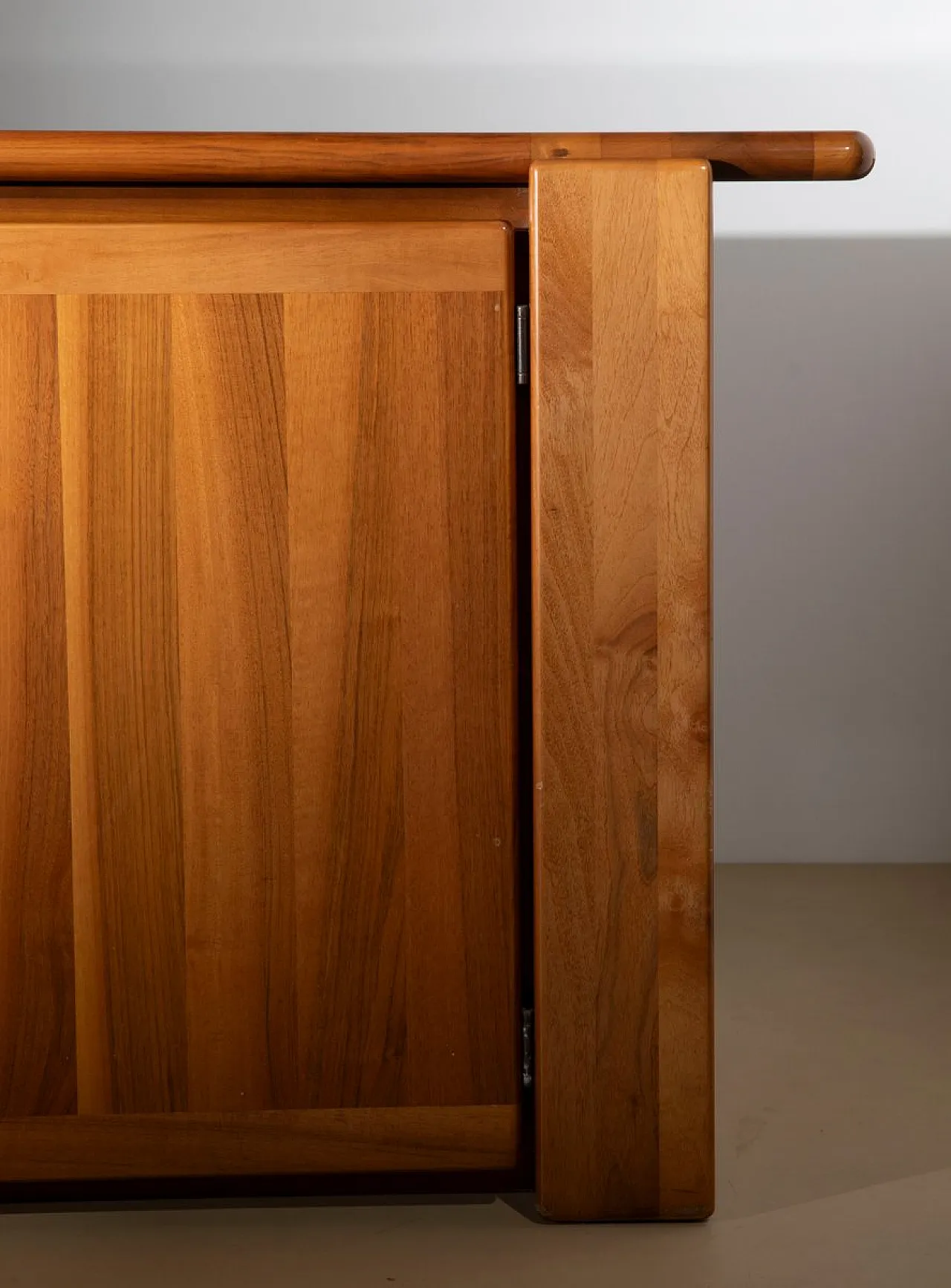 Credenza scultorea in noce di Mobil Girgi, anni '70 7