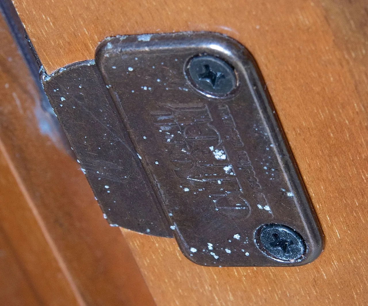 Credenza scultorea in noce di Mobil Girgi, anni '70 8