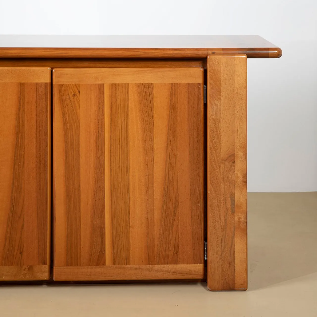 Credenza scultorea in noce di Mobil Girgi, anni '70 9