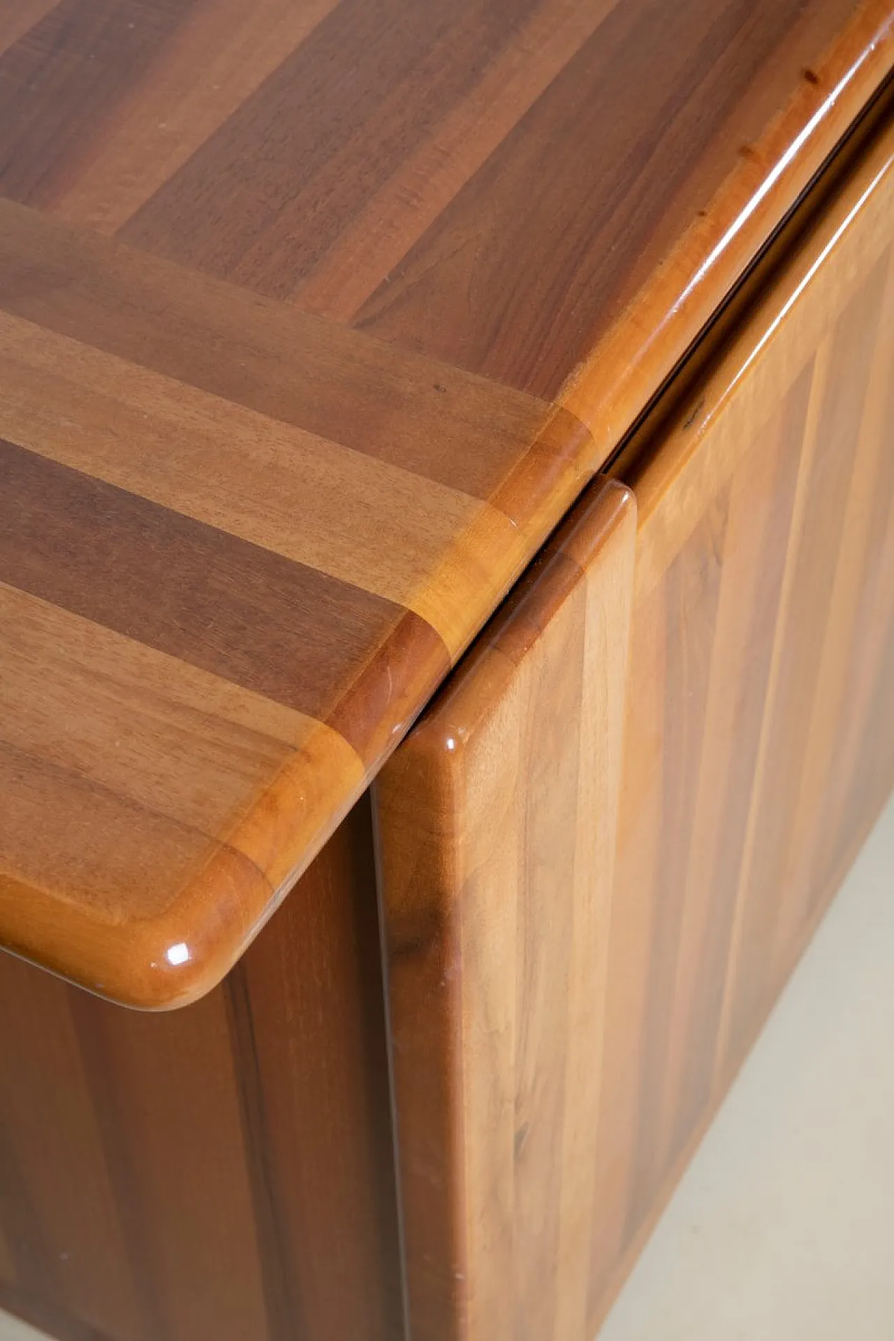 Credenza scultorea in noce di Mobil Girgi, anni '70 10