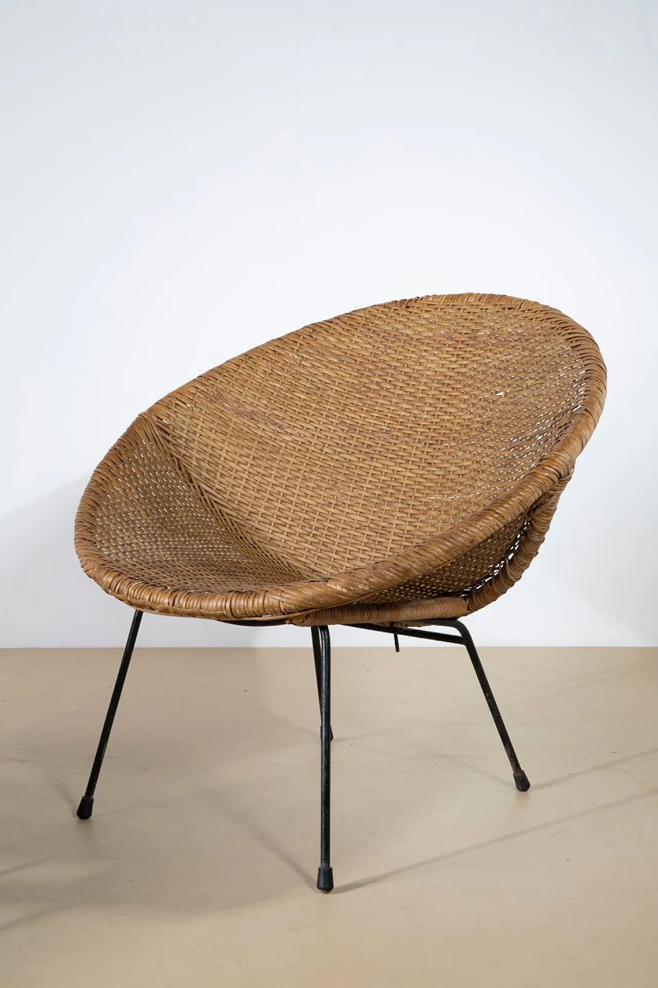Coppia di sedie in vimini intrecciati e metallo, anni '50 2