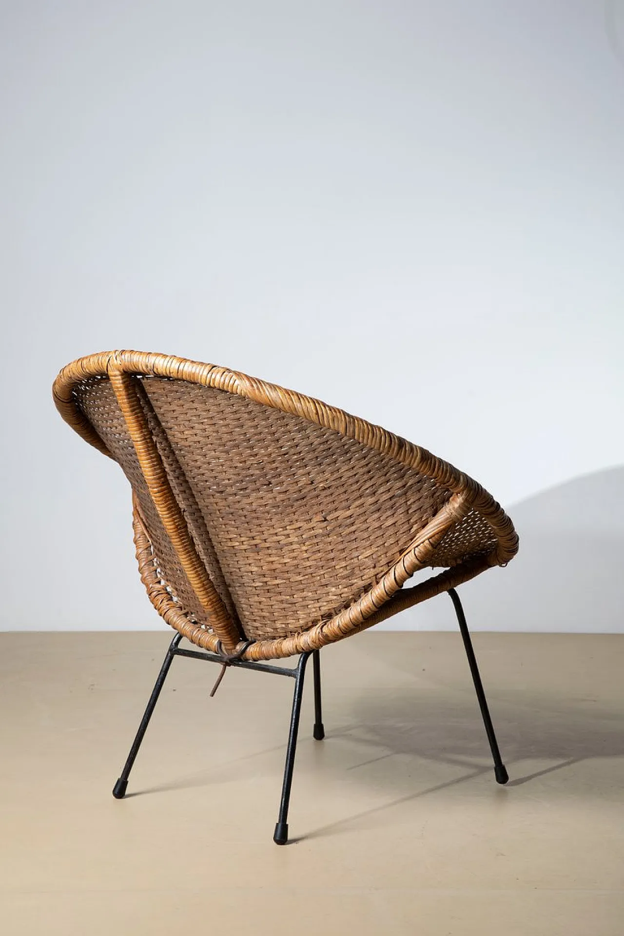 Coppia di sedie in vimini intrecciati e metallo, anni '50 3