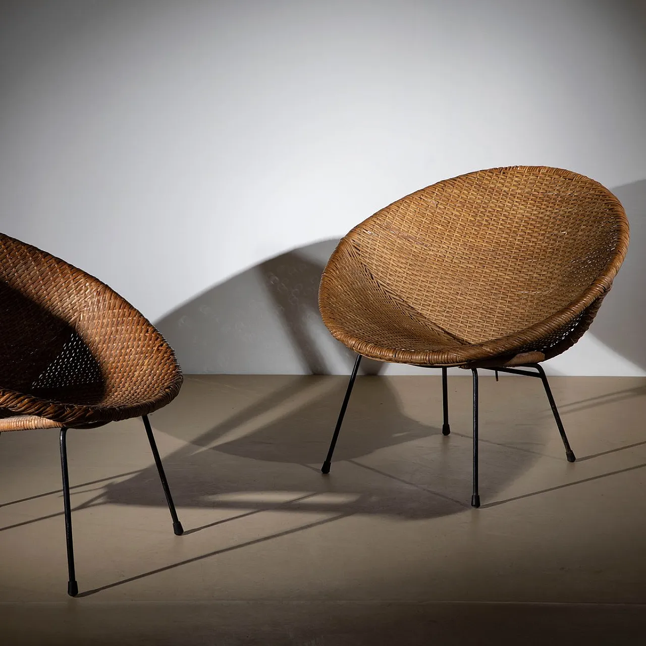 Coppia di sedie in vimini intrecciati e metallo, anni '50 5